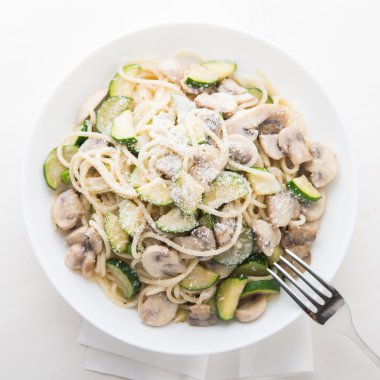 Kabak, mantar, krem sos ve parmesan makarna (spagetti)