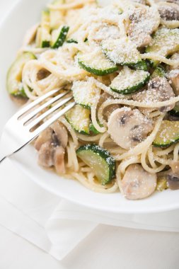 Kabak, mantar, krem sos ve parmesan makarna (spagetti)