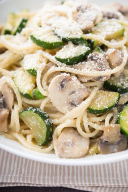 Kabak, mantar, krem sos ve parmesan makarna (spagetti)