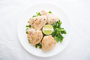 Chicken breasts with parsley and citrus