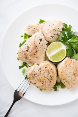 Chicken breasts with parsley and citrus