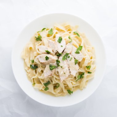 Makarna fettuccine alfredo tavuk, parmesan ve maydanoz ile