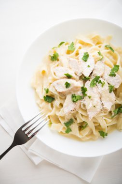 Makarna fettuccine alfredo tavuk, parmesan ve maydanoz ile