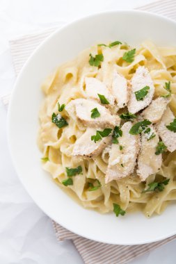 Makarna fettuccine alfredo tavuk, parmesan ve maydanoz ile