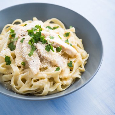 Makarna fettuccine alfredo tavuk, parmesan ve maydanoz ile