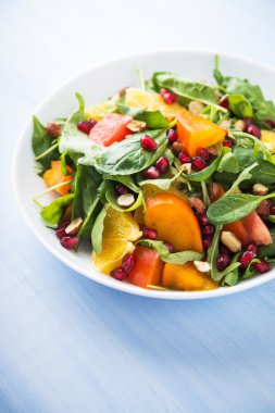 Taze meyve ve yeşillik salatası