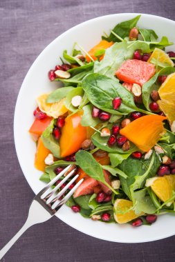 Taze meyve ve yeşillik salatası