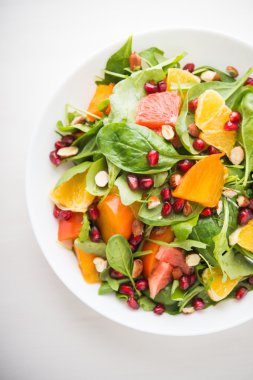 Taze meyve ve yeşillik salatası