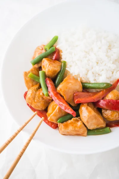 Spicy chicken with vegetables ( green beans and red pepper) and rice — Stock Photo, Image