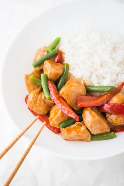 Poulet épicé aux légumes (haricots verts et poivrons rouges) et riz — Photo