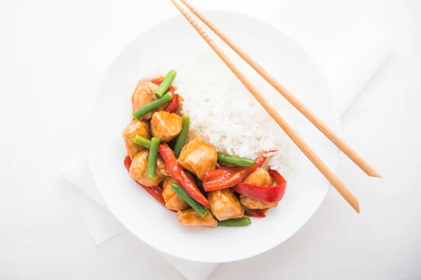 Spicy chicken with vegetables ( green beans and red pepper) and rice — Stock Photo, Image