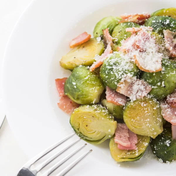 Rosenkohl mit Speck und Parmesan — Stockfoto