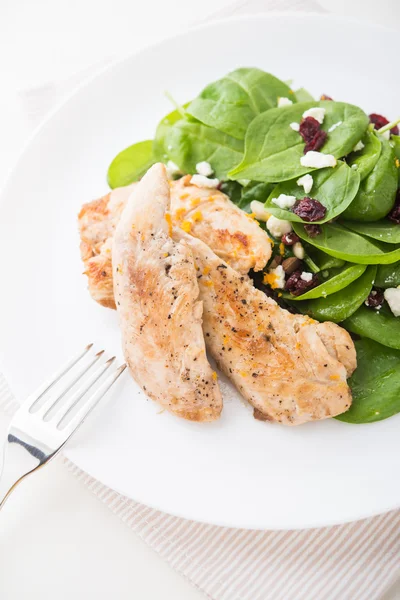 Pollo con ensalada de espinacas — Foto de Stock