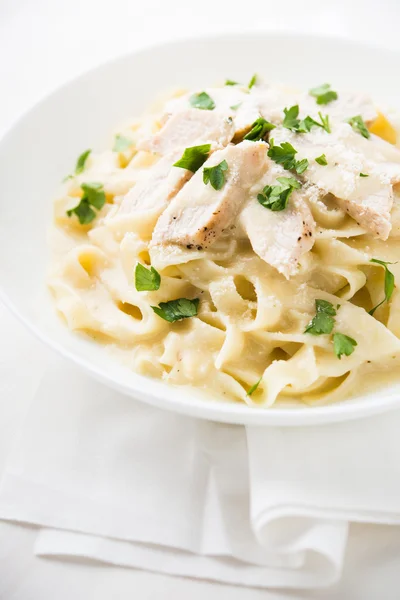 Pasta fettuccine alfredo con pollo, parmigiano e prezzemolo — Foto Stock