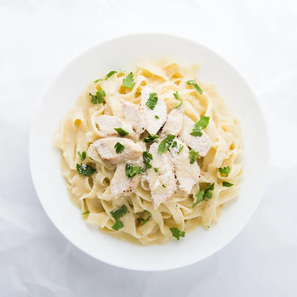 Pasta fettuccine alfredo con pollo, parmigiano e prezzemolo — Foto Stock