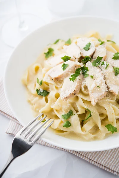 Pasta fettuccine alfredo con pollo, parmigiano e prezzemolo — Foto Stock