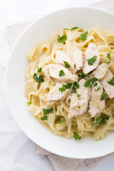 Pasta fettuccine alfredo con pollo, parmigiano e prezzemolo — Foto Stock