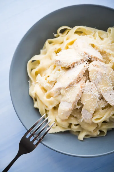 Pasta fettuccine alfredo con pollo e parmigiano — Foto Stock