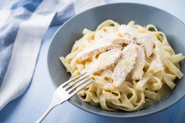 Pasta fettuccine alfredo con pollo e parmigiano — Foto Stock