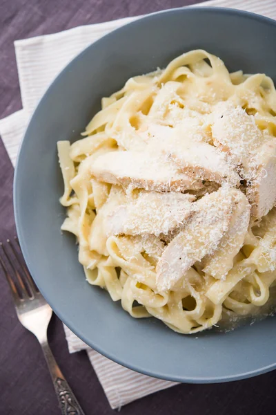 Pasta fettuccine alfredo con pollo e parmigiano — Foto Stock