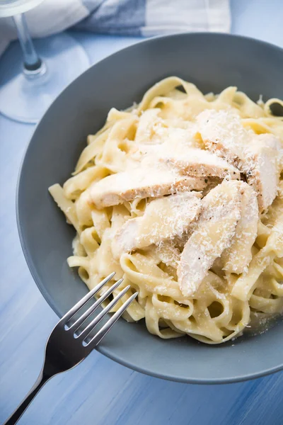 Pasta fettuccine alfredo con pollo e parmigiano — Foto Stock