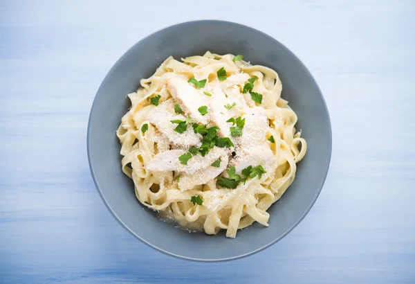 Pasta fettuccine alfredo con pollo, parmigiano e prezzemolo — Foto Stock