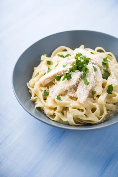 Pasta fettuccine alfredo con pollo, parmigiano e prezzemolo — Foto Stock