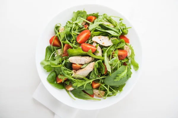 Frischer Salat mit Hühnchen, Tomaten und Gemüse (Spinat, Rucola)) — Stockfoto