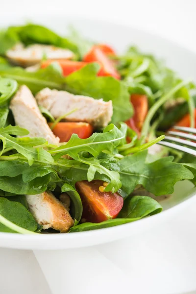 Salade fraîche au poulet, tomate et légumes verts (épinards, roquette) ) — Photo