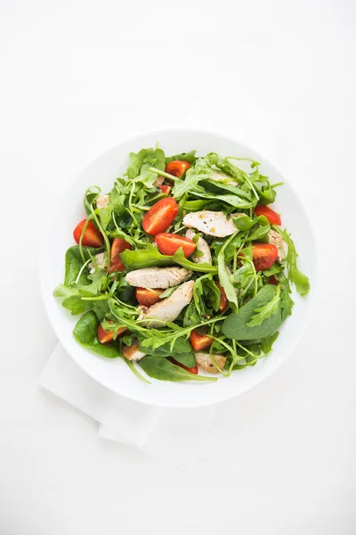 Salade fraîche au poulet, tomate et légumes verts (épinards, roquette) ) — Photo