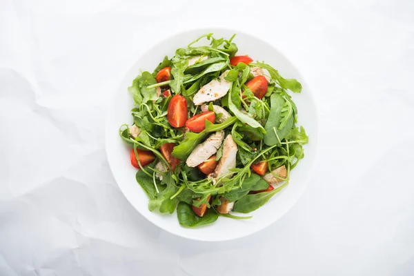 Fresh salad with chicken, tomato and greens (spinach, arugula) — Zdjęcie stockowe