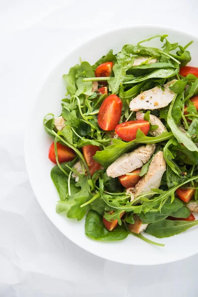 Fresh salad with chicken, tomato and greens (spinach, arugula) — Stock Photo, Image