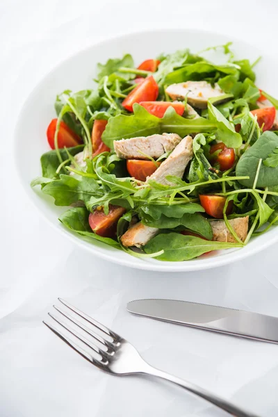 Salade fraîche au poulet, tomate et légumes verts (épinards, roquette) ) — Photo