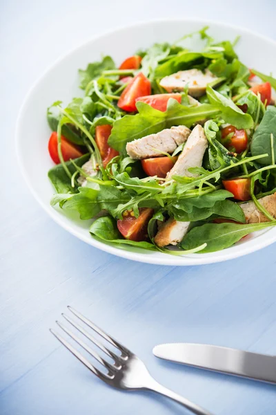 Salade fraîche au poulet, tomate et légumes verts (épinards, roquette) ) — Photo