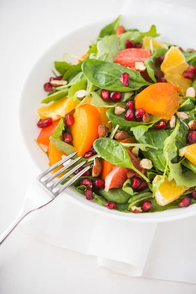 Salada fresca com frutas e verduras — Fotografia de Stock