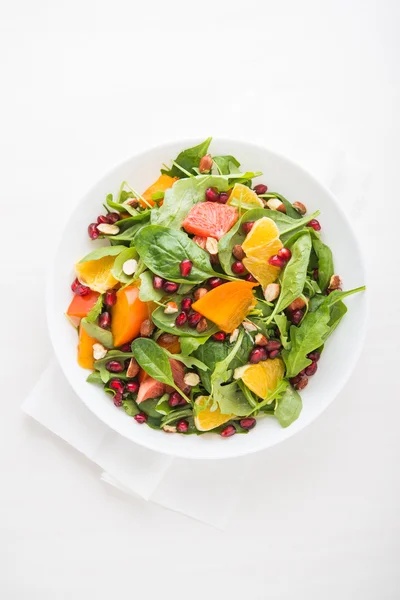 Salada fresca com frutas e verduras — Fotografia de Stock