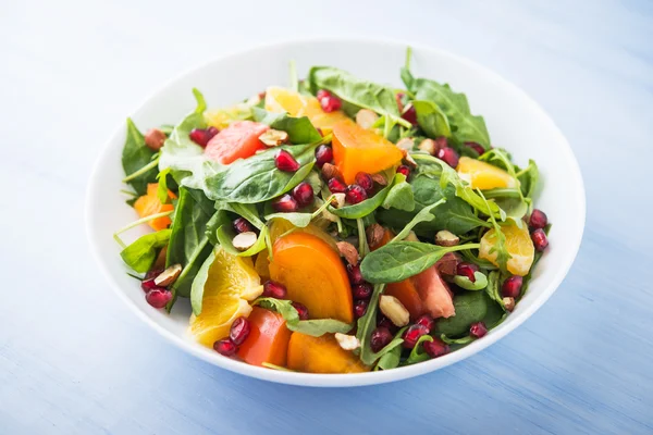 Salade fraîche aux fruits et légumes verts — Photo