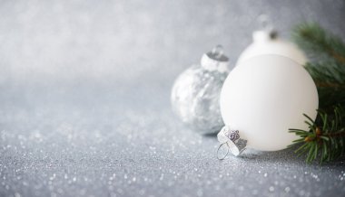 Parlak tatil arka plan üzerinde gümüş ve beyaz xmas süsler. Mutlu noel kartı. Kış teması. Yeni Yılınız Kutlu Olsun.