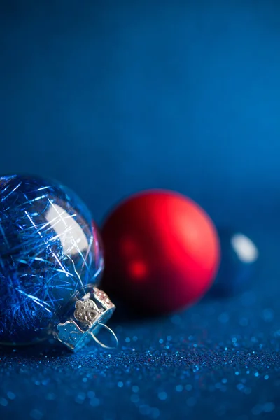 白色、银色和红色的圣诞饰品，背景为深蓝色，有文字空间。圣诞快乐的卡片。寒假圣诞节的主题。新年快乐. — 图库照片