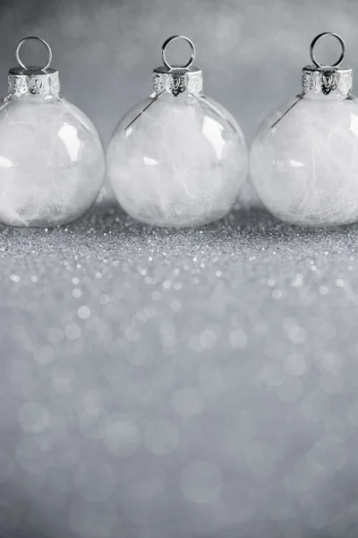 Witte kerst ornamenten op zilveren glitter achtergrond met ruimte voor tekst. Vrolijk kerstkaartje. Wintervakantie. Kerst thema. Gelukkig Nieuwjaar. — Stockfoto