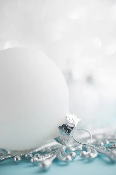 White xmas ornaments on glitter bokeh background. Merry christmas card. Winter holidays. Xmas theme. Happy New Year. — Stock Photo, Image