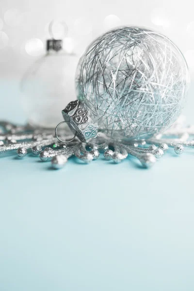 White and silver xmas ornaments on glitter bokeh background. Merry christmas card. Winter holidays. Xmas theme. Happy New Year. — Stock Photo, Image