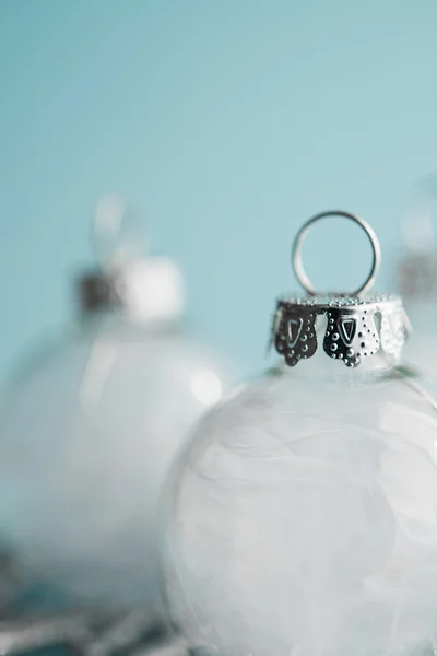 Witte kerstversiering op lichtblauwe achtergrond. Vrolijk kerstkaartje. Wintervakantie thema. — Stockfoto