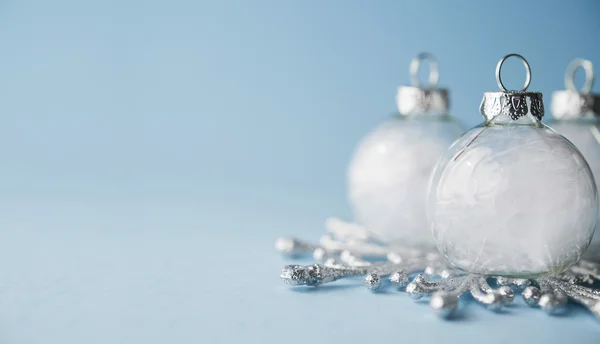 White xmas ornaments on light blue background. Merry christmas card. Winter holiday theme. Happy New Year. — Zdjęcie stockowe