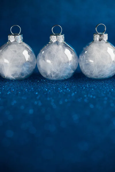 Ornamenti natalizi bianchi su sfondo glitter blu scuro con spazio per il testo. Buon Natale, cartolina. Vacanze invernali. Tema di Natale. Felice anno nuovo . — Foto Stock