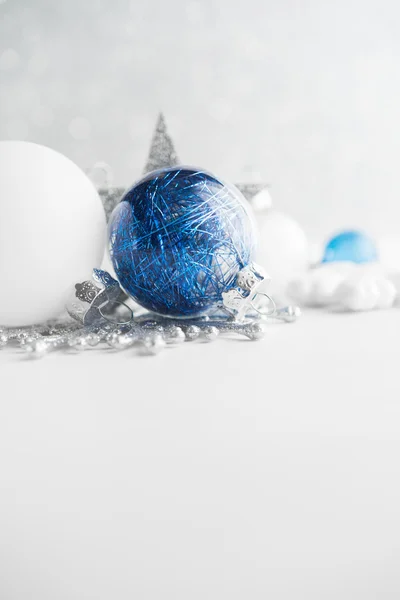 Blauwe en witte Xmas ornamenten op glitter vakantie achtergrond. Merry Christmas Card. Winter vakantie. Xmas thema. Gelukkig Nieuwjaar. — Stockfoto