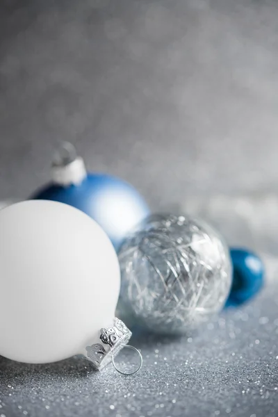 Ornements de Noël bleus, argentés et blancs sur fond de vacances à paillettes. Joyeux Noël carte. Vacances d'hiver. Thème de Noël. Bonne année . — Photo