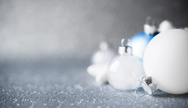 Ornements de Noël bleus, argentés et blancs sur fond de vacances à paillettes. Joyeux Noël carte. Vacances d'hiver. Thème de Noël. Bonne année . — Photo