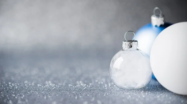 Blå, silver och vit Xmas ornament på glitter semester bakgrund. God julkort. Vintersemester. Xmas tema. Gott Nytt År. — Stockfoto