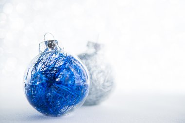 Mavi ve beyaz xmas süsler glitter tatil arka plan üzerinde. Kış teması. Mutlu noeller.